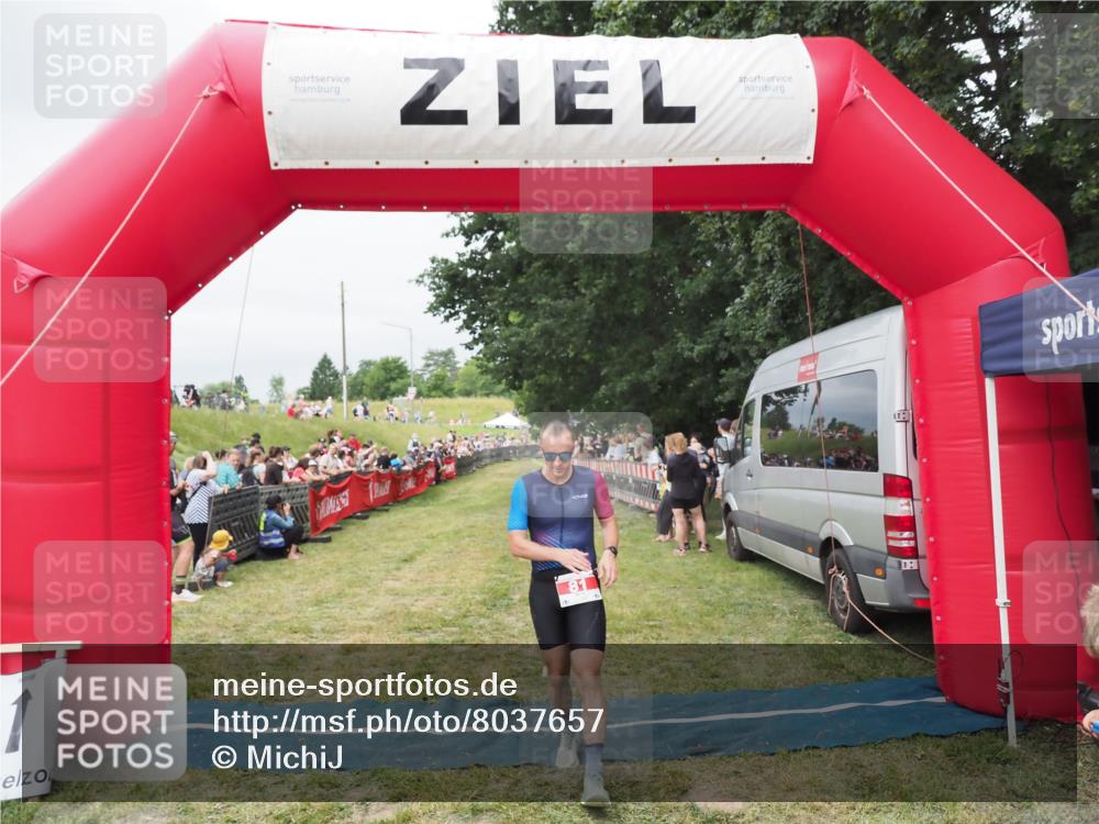 21.06.2025 - 27. Vierlanden-Triathlon MichiJ http://msf.ph/oto/8037657 15.06.2026 13:12:48 Ziel 81, 934 meine-sportfotos.de