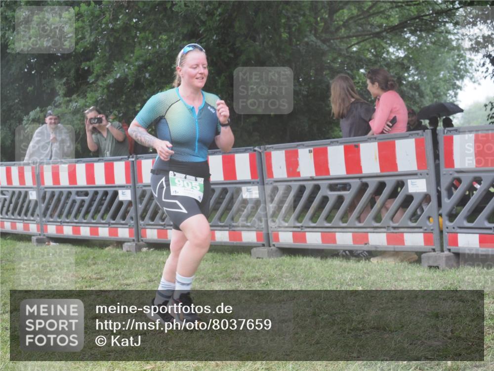 21.06.2025 - 27. Vierlanden-Triathlon KatJ http://msf.ph/oto/8037659 15.06.2025 14:19:12 Ziel 905, 1181, 1203 meine-sportfotos.de