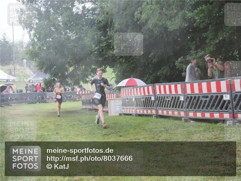 21.06.2025 - 27. Vierlanden-Triathlon KatJ http://msf.ph/oto/8037666 15.06.2025 14:19:16 Ziel 1181, 1203 meine-sportfotos.de