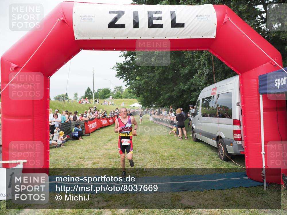 21.06.2025 - 27. Vierlanden-Triathlon MichiJ http://msf.ph/oto/8037669 15.06.2026 13:13:14 Ziel 49, 677 meine-sportfotos.de
