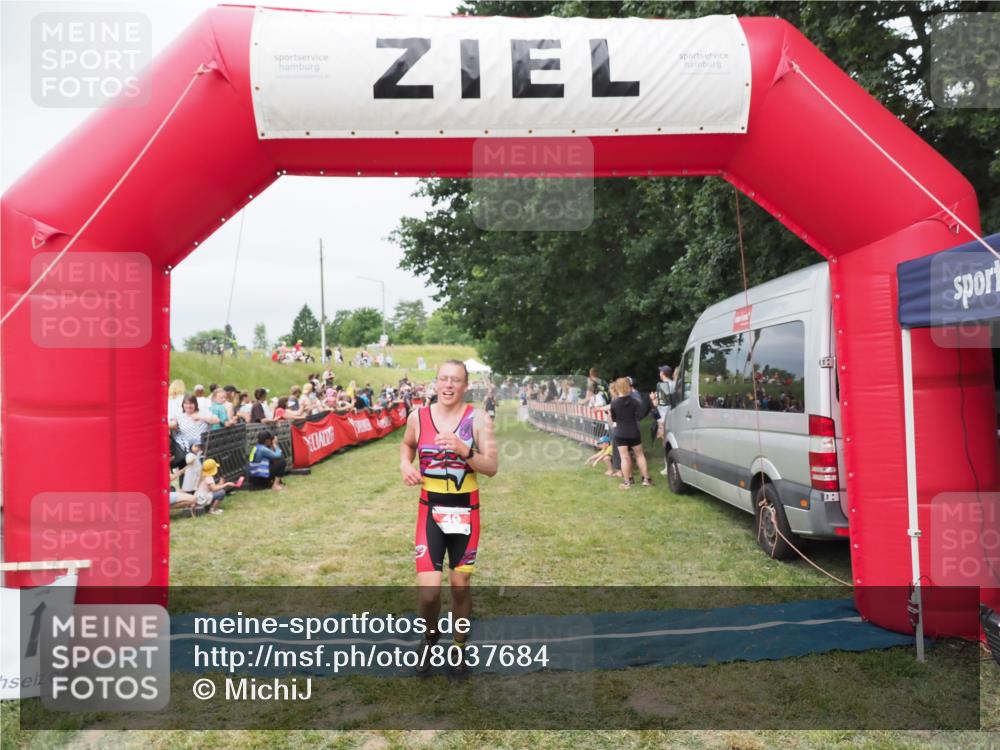 21.06.2025 - 27. Vierlanden-Triathlon MichiJ http://msf.ph/oto/8037684 15.06.2026 13:13:14 Ziel 49, 677 meine-sportfotos.de