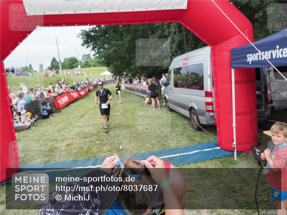 21.06.2025 - 27. Vierlanden-Triathlon MichiJ http://msf.ph/oto/8037687 15.06.2026 13:13:17 Ziel 49, 677 meine-sportfotos.de