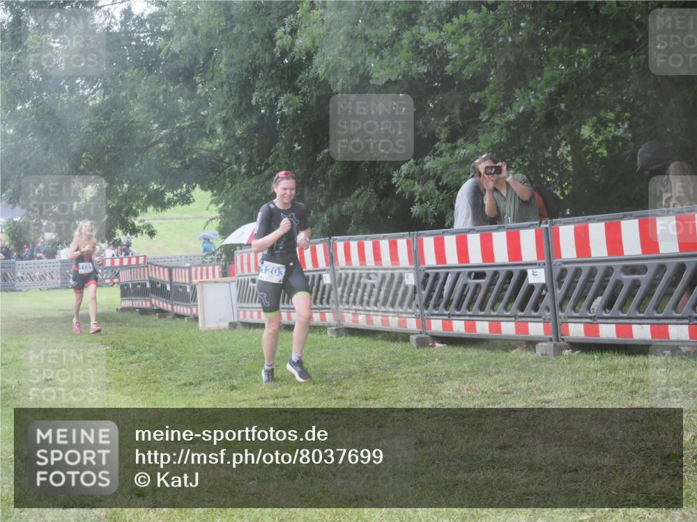 21.06.2025 - 27. Vierlanden-Triathlon KatJ http://msf.ph/oto/8037699 15.06.2025 14:19:17 Ziel 1181, 1203 meine-sportfotos.de