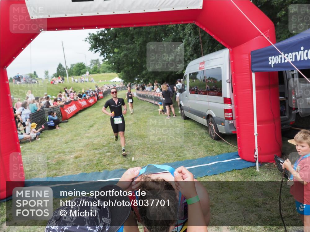 21.06.2025 - 27. Vierlanden-Triathlon MichiJ http://msf.ph/oto/8037701 15.06.2026 13:13:18 Ziel 49, 677 meine-sportfotos.de