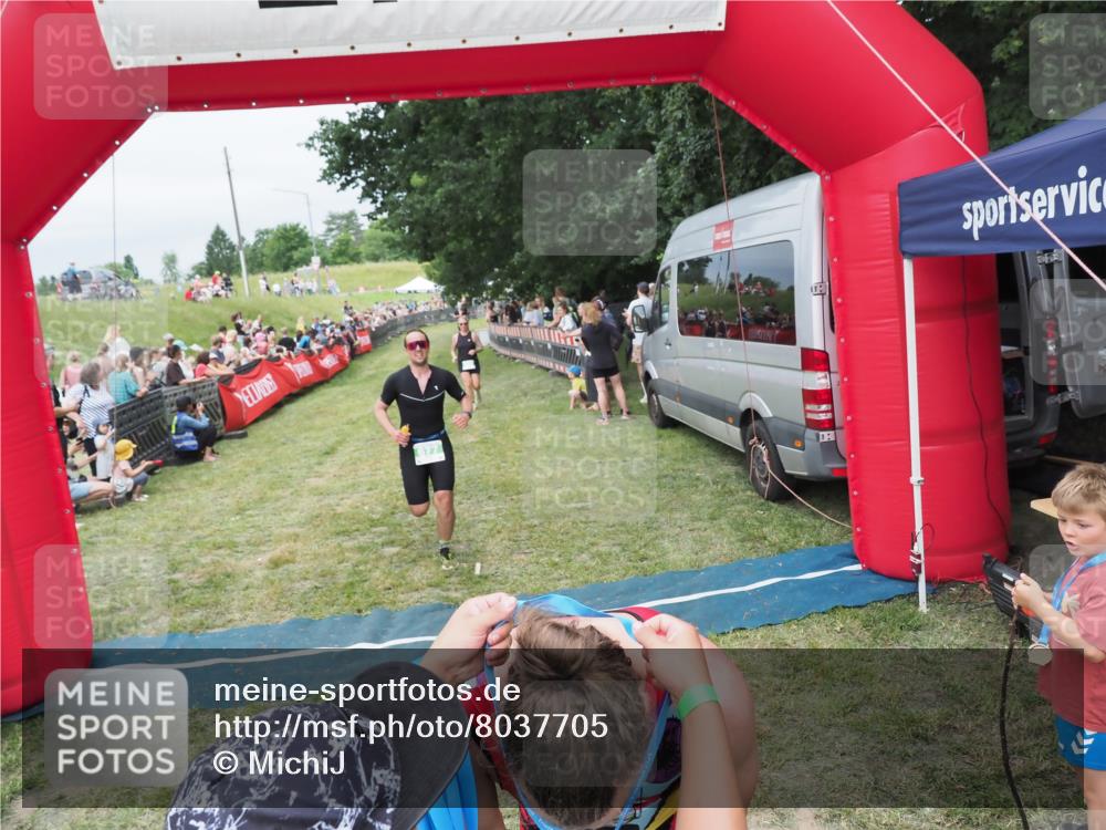 21.06.2025 - 27. Vierlanden-Triathlon MichiJ http://msf.ph/oto/8037705 15.06.2026 13:13:18 Ziel 49, 677 meine-sportfotos.de