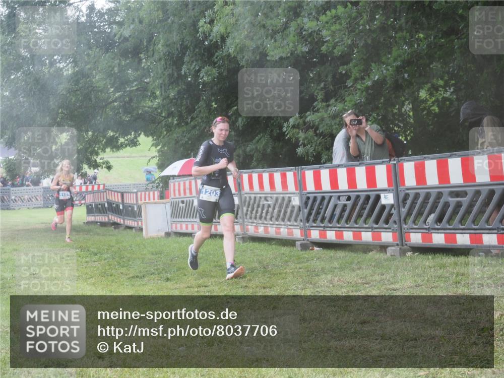 21.06.2025 - 27. Vierlanden-Triathlon KatJ http://msf.ph/oto/8037706 15.06.2025 14:19:17 Ziel 1181, 1203 meine-sportfotos.de