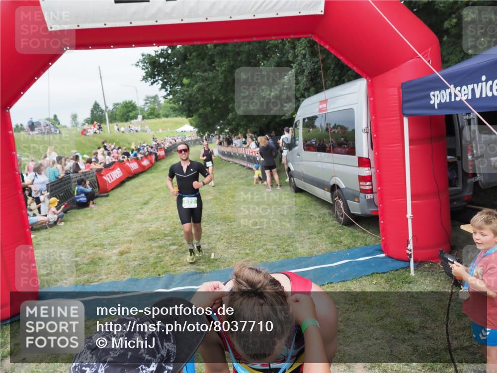 21.06.2025 - 27. Vierlanden-Triathlon MichiJ http://msf.ph/oto/8037710 15.06.2026 13:13:18 Ziel 49, 677 meine-sportfotos.de