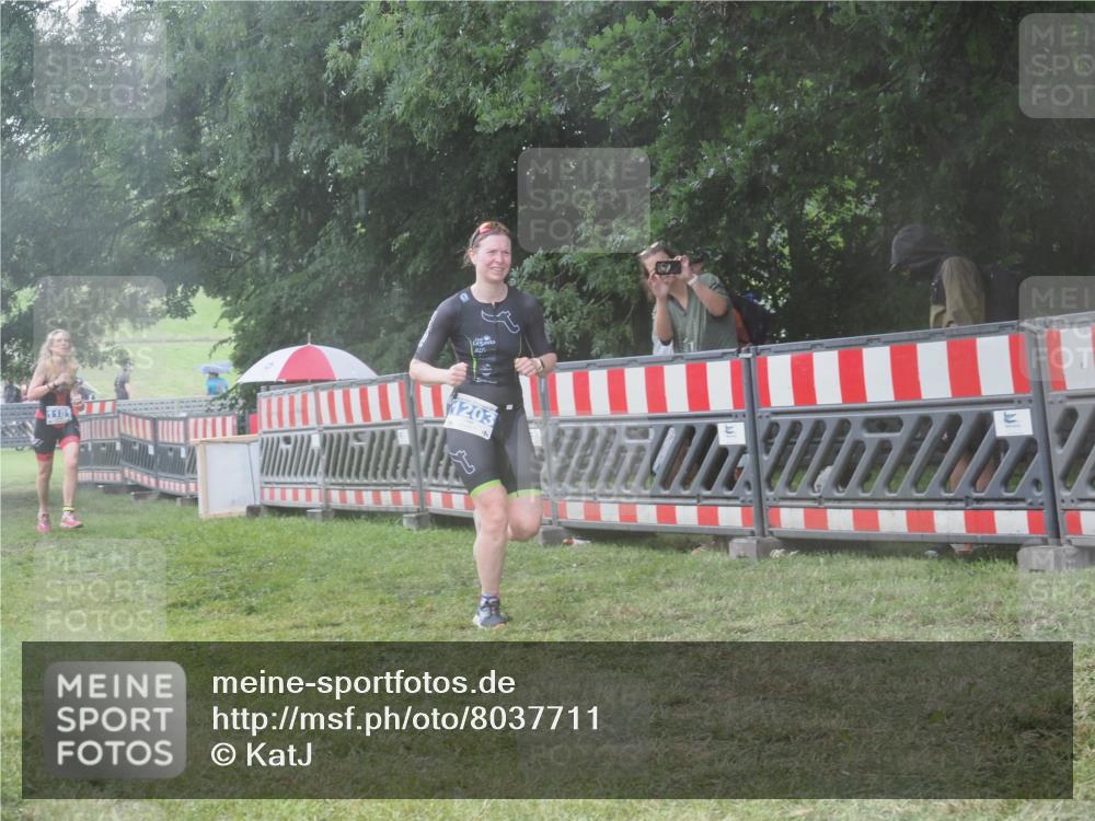 21.06.2025 - 27. Vierlanden-Triathlon KatJ http://msf.ph/oto/8037711 15.06.2025 14:19:17 Ziel 1181, 1203 meine-sportfotos.de
