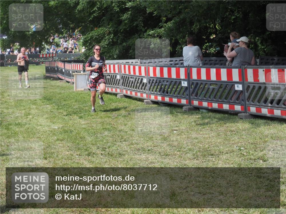 15.06.2025 - 27. Vierlanden-Triathlon KatJ http://msf.ph/oto/8037712 15.06.2025 11:30:37 Schwimmen 910 meine-sportfotos.de