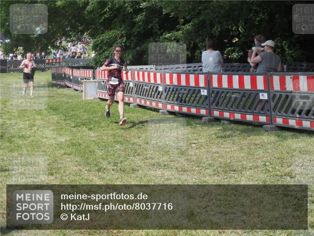 15.06.2025 - 27. Vierlanden-Triathlon KatJ http://msf.ph/oto/8037716 15.06.2025 11:30:37 Schwimmen 910 meine-sportfotos.de