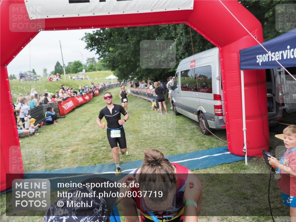 21.06.2025 - 27. Vierlanden-Triathlon MichiJ http://msf.ph/oto/8037719 15.06.2026 13:13:18 Ziel 49, 677 meine-sportfotos.de