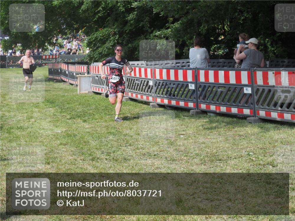 15.06.2025 - 27. Vierlanden-Triathlon KatJ http://msf.ph/oto/8037721 15.06.2025 11:30:37 Schwimmen 910 meine-sportfotos.de