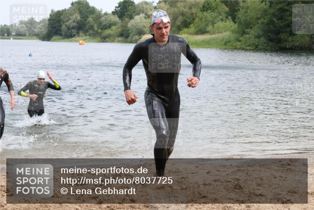 21.06.2025 - 27. Vierlanden-Triathlon Lena Gebhardt http://msf.ph/oto/8037725 15.06.2025 12:06:56 Schwimmen 1024, 1025, 1026, 1027 meine-sportfotos.de