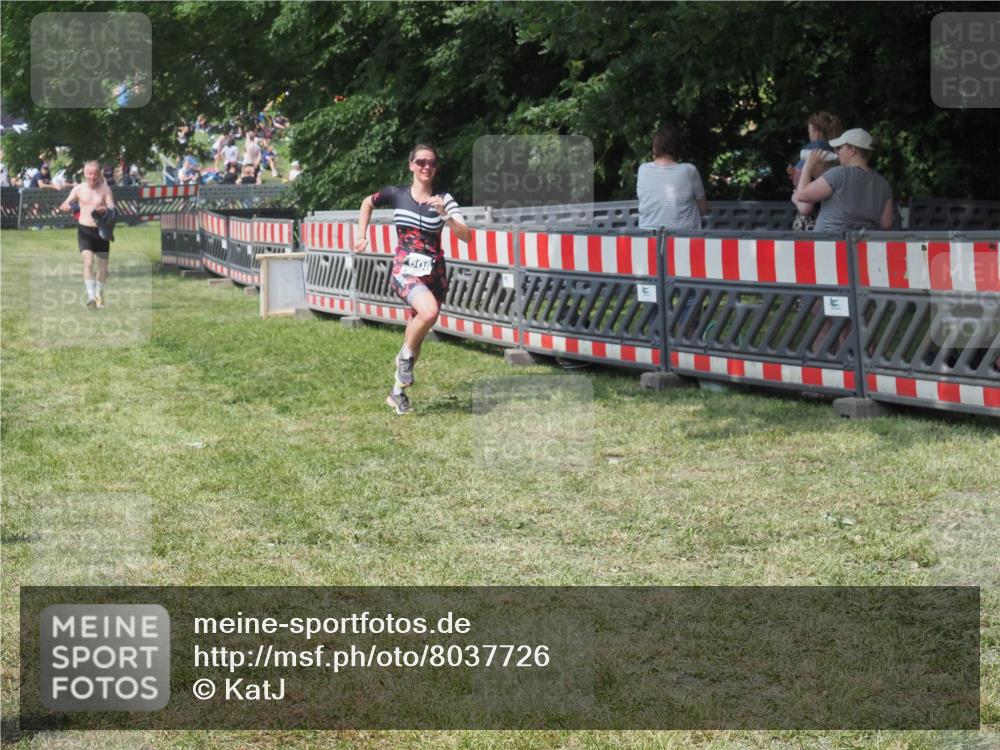 15.06.2025 - 27. Vierlanden-Triathlon KatJ http://msf.ph/oto/8037726 15.06.2025 11:30:37 Schwimmen 910 meine-sportfotos.de