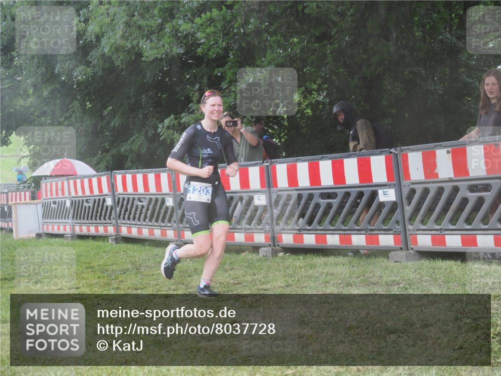 21.06.2025 - 27. Vierlanden-Triathlon KatJ http://msf.ph/oto/8037728 15.06.2025 14:19:18 Ziel 1181, 1203 meine-sportfotos.de
