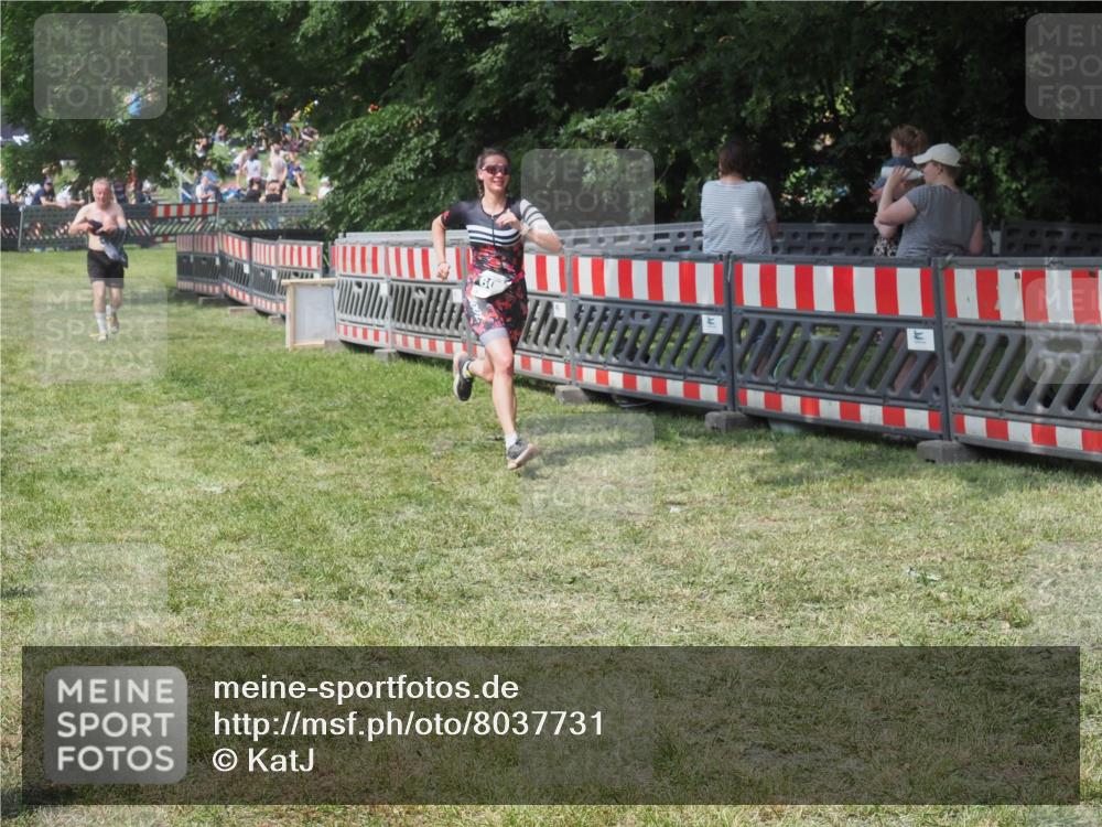 15.06.2025 - 27. Vierlanden-Triathlon KatJ http://msf.ph/oto/8037731 15.06.2025 11:30:37 Schwimmen 910 meine-sportfotos.de