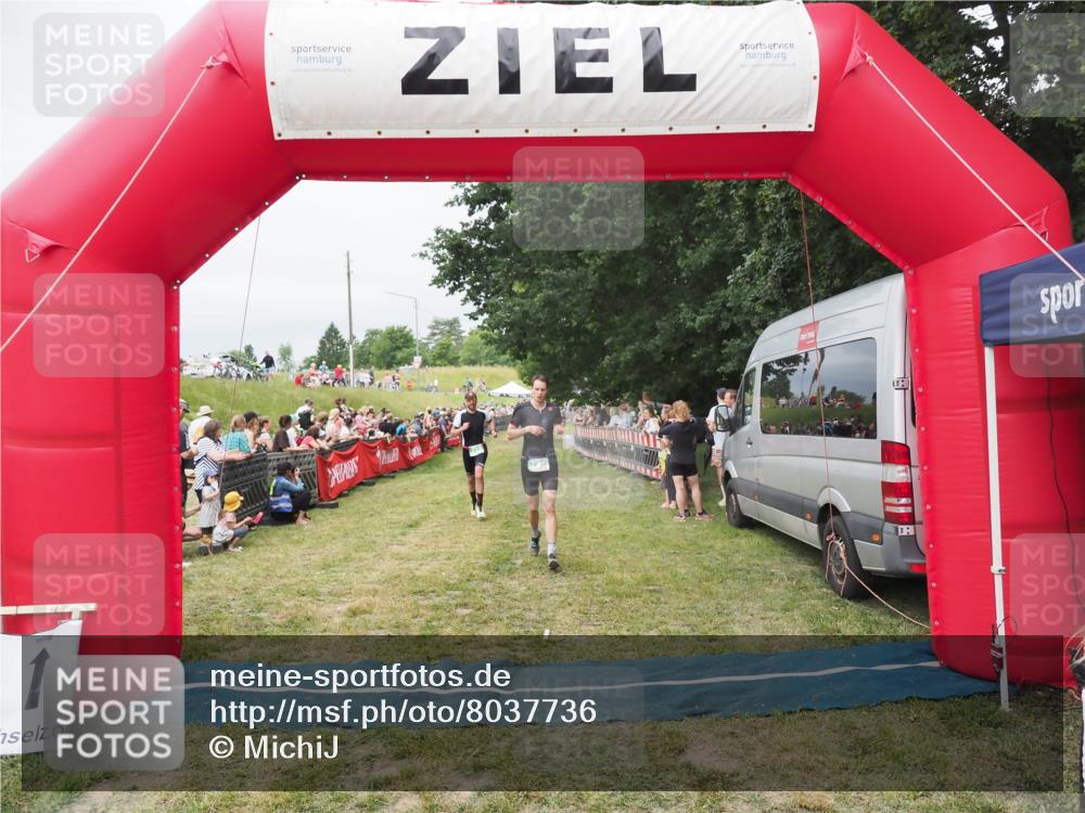 21.06.2025 - 27. Vierlanden-Triathlon MichiJ http://msf.ph/oto/8037736 15.06.2026 13:13:27 Ziel 723, 761 meine-sportfotos.de
