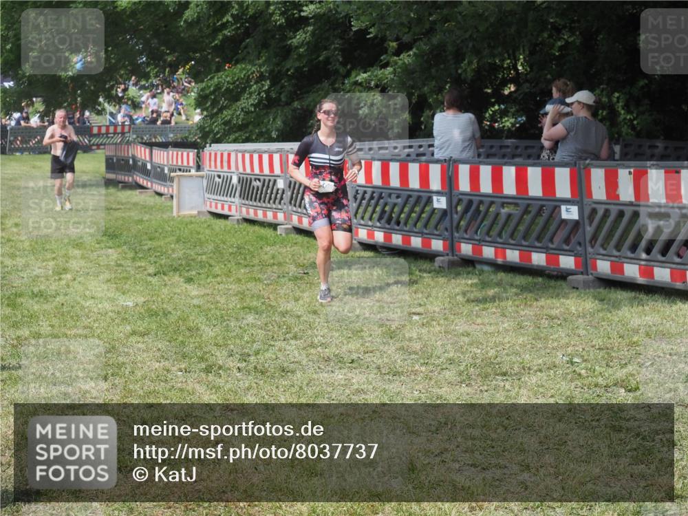 15.06.2025 - 27. Vierlanden-Triathlon KatJ http://msf.ph/oto/8037737 15.06.2025 11:30:37 Schwimmen 910 meine-sportfotos.de