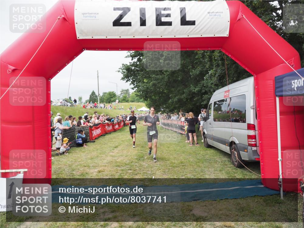21.06.2025 - 27. Vierlanden-Triathlon MichiJ http://msf.ph/oto/8037741 15.06.2026 13:13:28 Ziel 723, 761 meine-sportfotos.de