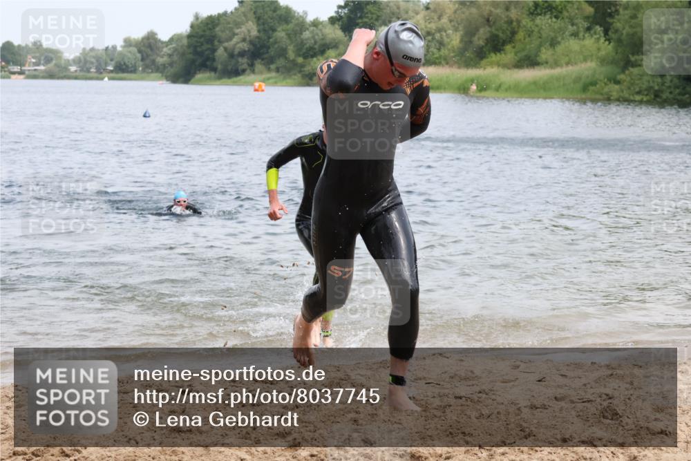 21.06.2025 - 27. Vierlanden-Triathlon Lena Gebhardt http://msf.ph/oto/8037745 15.06.2025 12:06:58 Schwimmen 1018, 1024, 1025, 1026, 1027 meine-sportfotos.de
