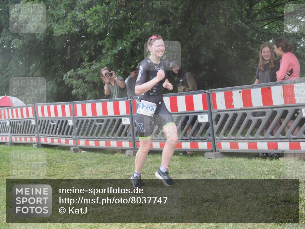 21.06.2025 - 27. Vierlanden-Triathlon KatJ http://msf.ph/oto/8037747 15.06.2025 14:19:18 Ziel 1181, 1203 meine-sportfotos.de