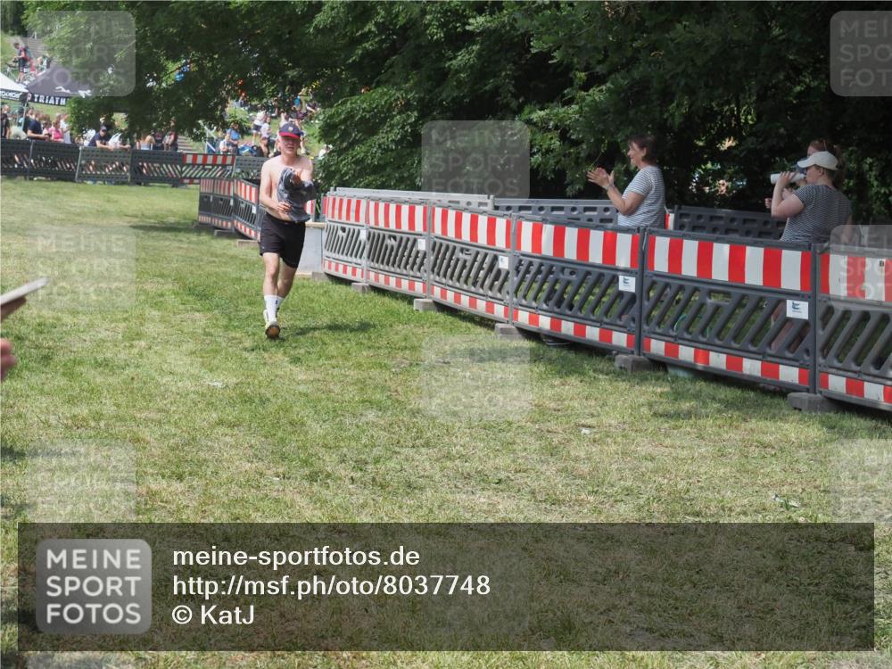 15.06.2025 - 27. Vierlanden-Triathlon KatJ http://msf.ph/oto/8037748 15.06.2025 11:30:41 Schwimmen 910 meine-sportfotos.de