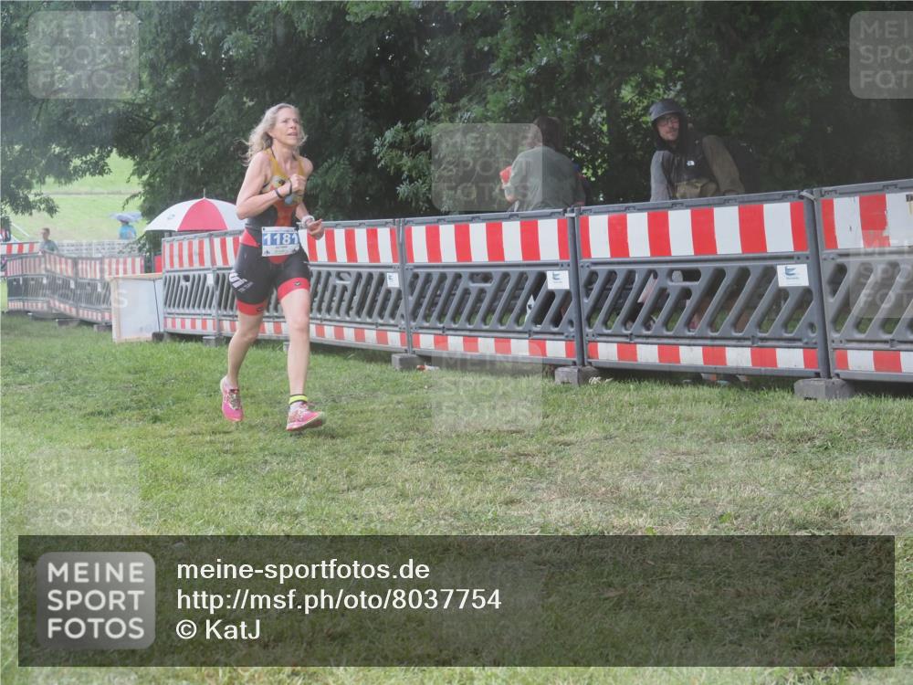 21.06.2025 - 27. Vierlanden-Triathlon KatJ http://msf.ph/oto/8037754 15.06.2025 14:19:20 Ziel 1181, 1203 meine-sportfotos.de