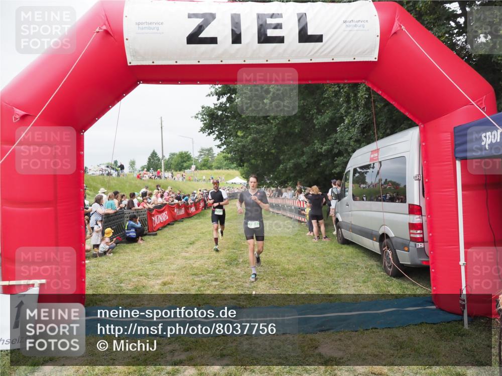 21.06.2025 - 27. Vierlanden-Triathlon MichiJ http://msf.ph/oto/8037756 15.06.2026 13:13:28 Ziel 723, 761 meine-sportfotos.de