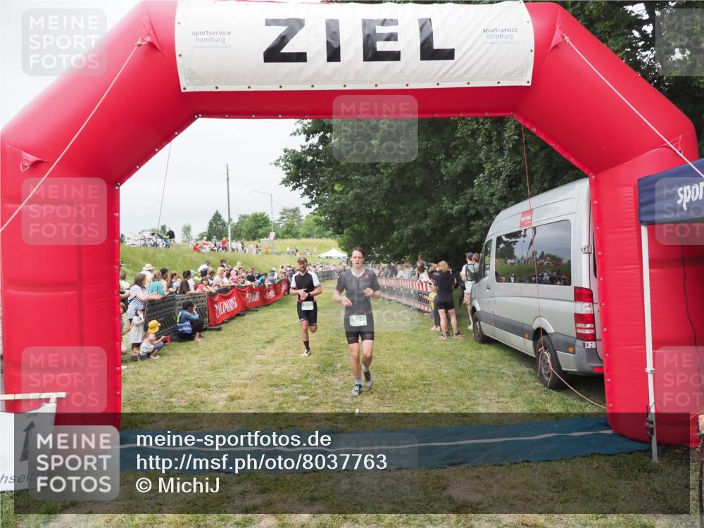 21.06.2025 - 27. Vierlanden-Triathlon MichiJ http://msf.ph/oto/8037763 15.06.2026 13:13:28 Ziel 723, 761 meine-sportfotos.de