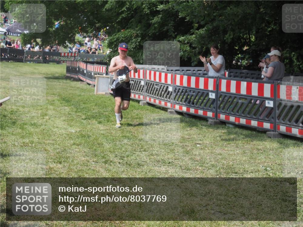 15.06.2025 - 27. Vierlanden-Triathlon KatJ http://msf.ph/oto/8037769 15.06.2025 11:30:42 Schwimmen 910 meine-sportfotos.de