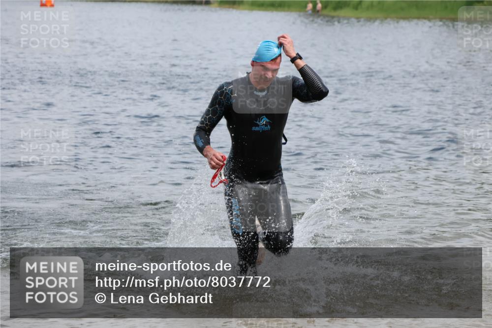 21.06.2025 - 27. Vierlanden-Triathlon Lena Gebhardt http://msf.ph/oto/8037772 15.06.2025 12:07:06 Schwimmen 1018, 1024, 1025, 1026 meine-sportfotos.de