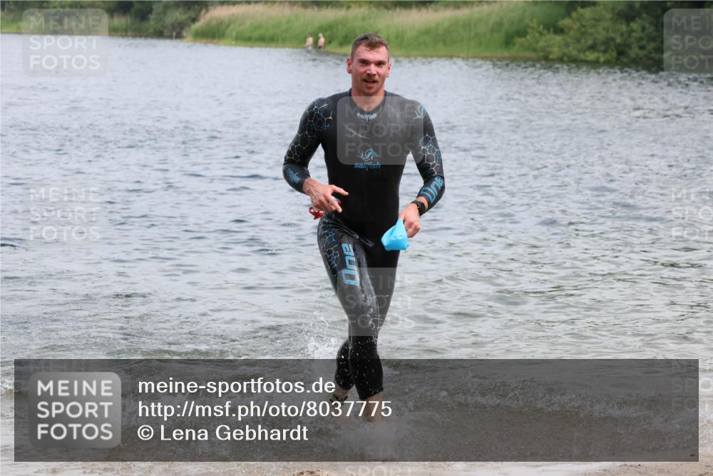 21.06.2025 - 27. Vierlanden-Triathlon Lena Gebhardt http://msf.ph/oto/8037775 15.06.2025 12:07:06 Schwimmen 1018, 1024, 1025, 1026 meine-sportfotos.de