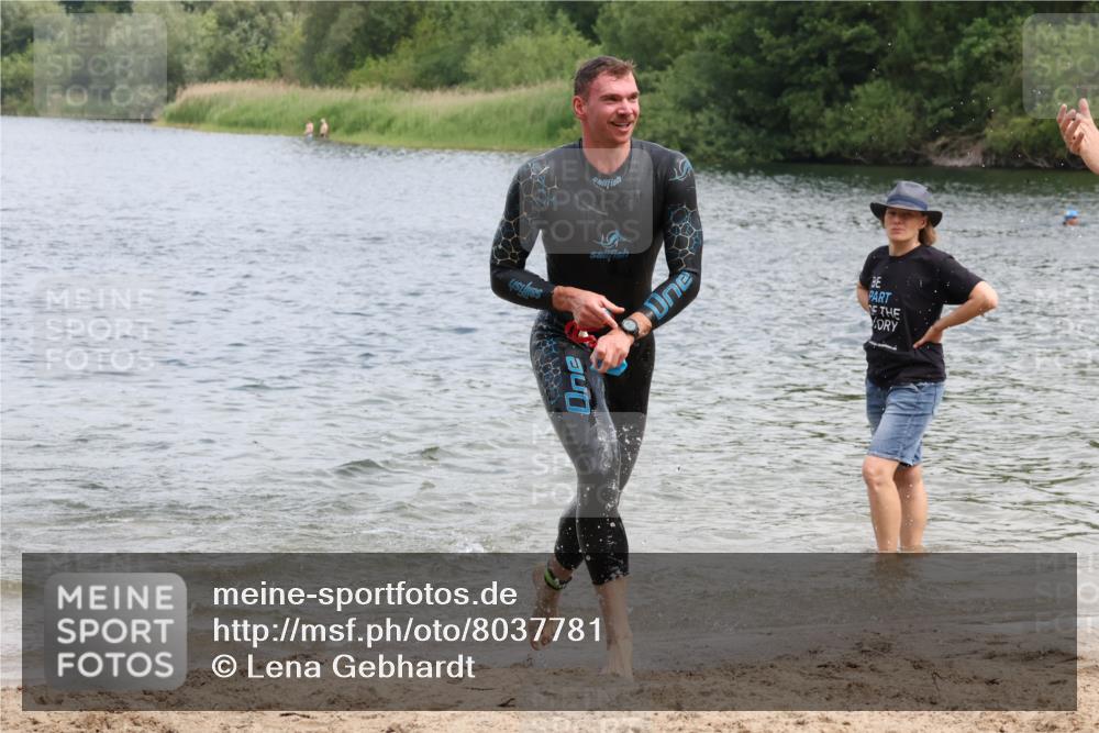 21.06.2025 - 27. Vierlanden-Triathlon Lena Gebhardt http://msf.ph/oto/8037781 15.06.2025 12:07:07 Schwimmen 1018, 1025, 1026 meine-sportfotos.de