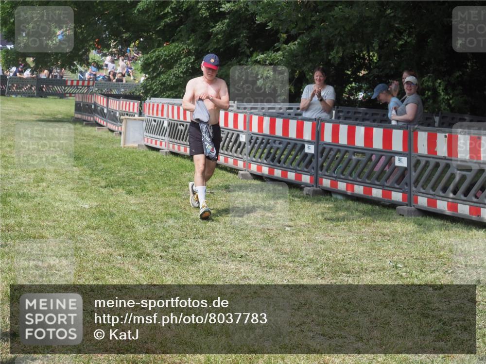 15.06.2025 - 27. Vierlanden-Triathlon KatJ http://msf.ph/oto/8037783 15.06.2025 11:30:42 Schwimmen 910 meine-sportfotos.de