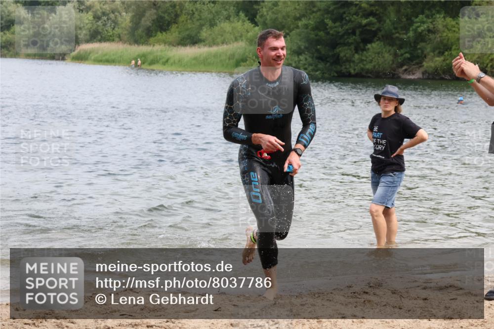 21.06.2025 - 27. Vierlanden-Triathlon Lena Gebhardt http://msf.ph/oto/8037786 15.06.2025 12:07:07 Schwimmen 1018, 1025, 1026 meine-sportfotos.de