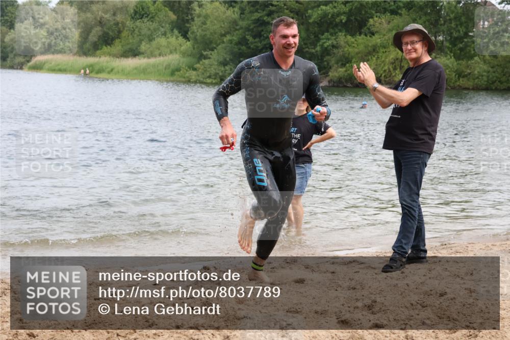 21.06.2025 - 27. Vierlanden-Triathlon Lena Gebhardt http://msf.ph/oto/8037789 15.06.2025 12:07:07 Schwimmen 1018, 1025, 1026 meine-sportfotos.de