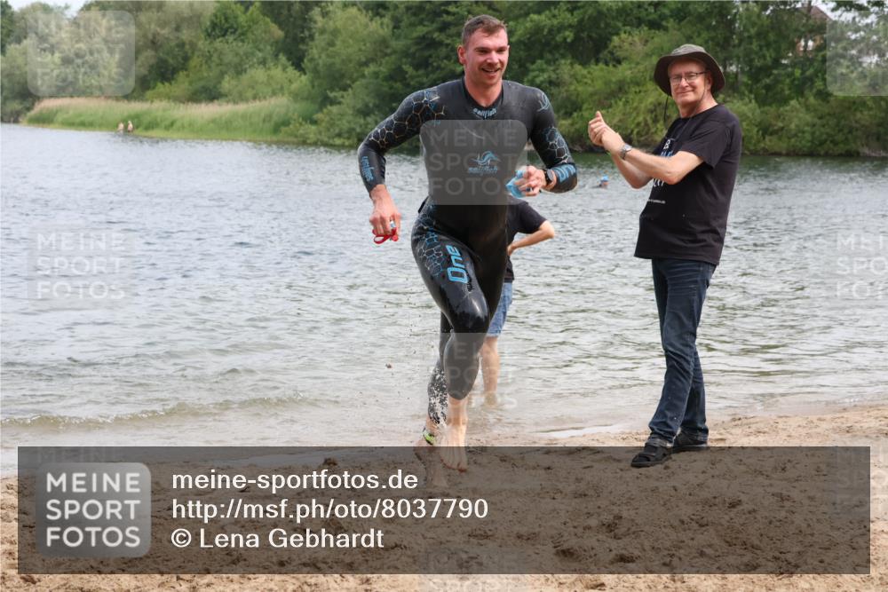 21.06.2025 - 27. Vierlanden-Triathlon Lena Gebhardt http://msf.ph/oto/8037790 15.06.2025 12:07:08 Schwimmen 1018, 1025, 1026 meine-sportfotos.de