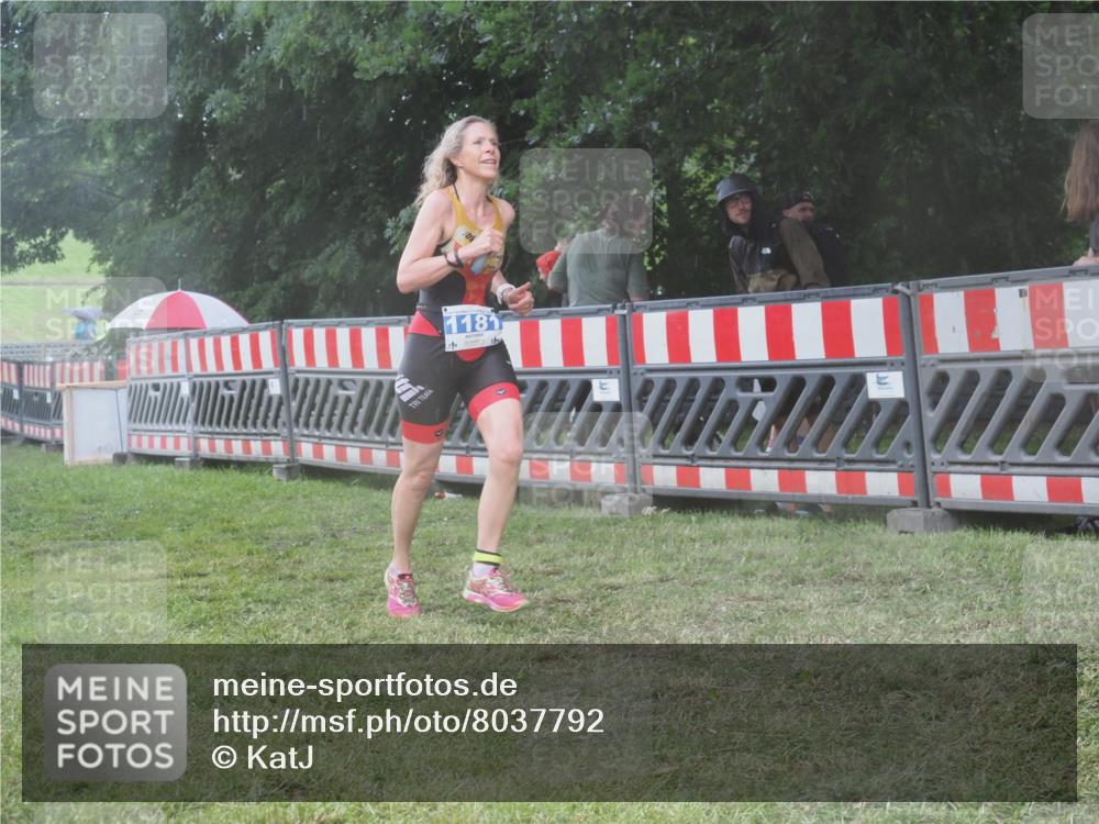 21.06.2025 - 27. Vierlanden-Triathlon KatJ http://msf.ph/oto/8037792 15.06.2025 14:19:20 Ziel 1181, 1203 meine-sportfotos.de