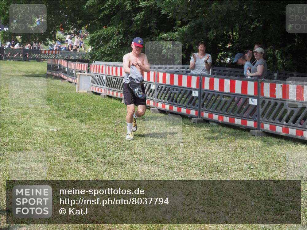 15.06.2025 - 27. Vierlanden-Triathlon KatJ http://msf.ph/oto/8037794 15.06.2025 11:30:43 Schwimmen 910 meine-sportfotos.de