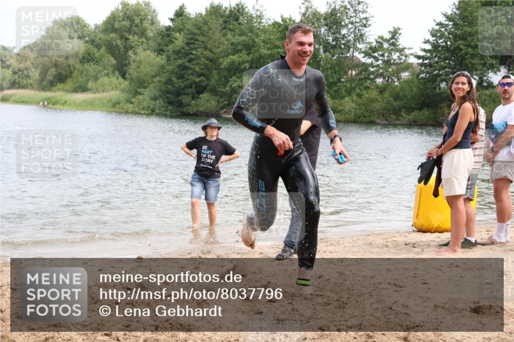 21.06.2025 - 27. Vierlanden-Triathlon Lena Gebhardt http://msf.ph/oto/8037796 15.06.2025 12:07:08 Schwimmen 1018, 1025, 1026 meine-sportfotos.de