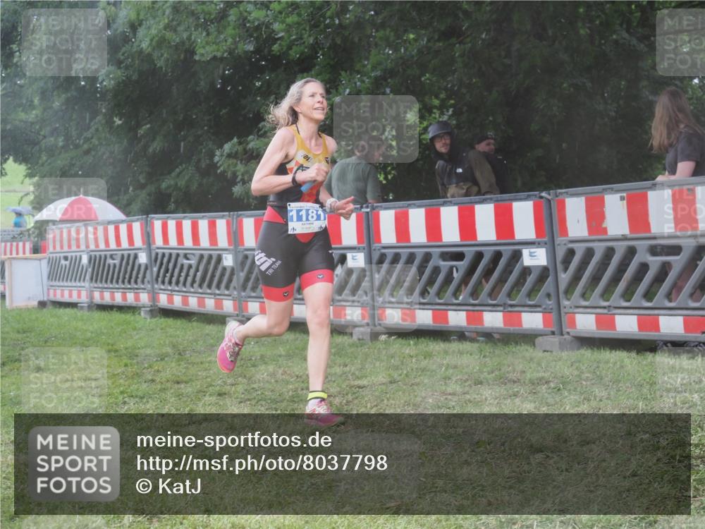 21.06.2025 - 27. Vierlanden-Triathlon KatJ http://msf.ph/oto/8037798 15.06.2025 14:19:21 Ziel 1181, 1203 meine-sportfotos.de