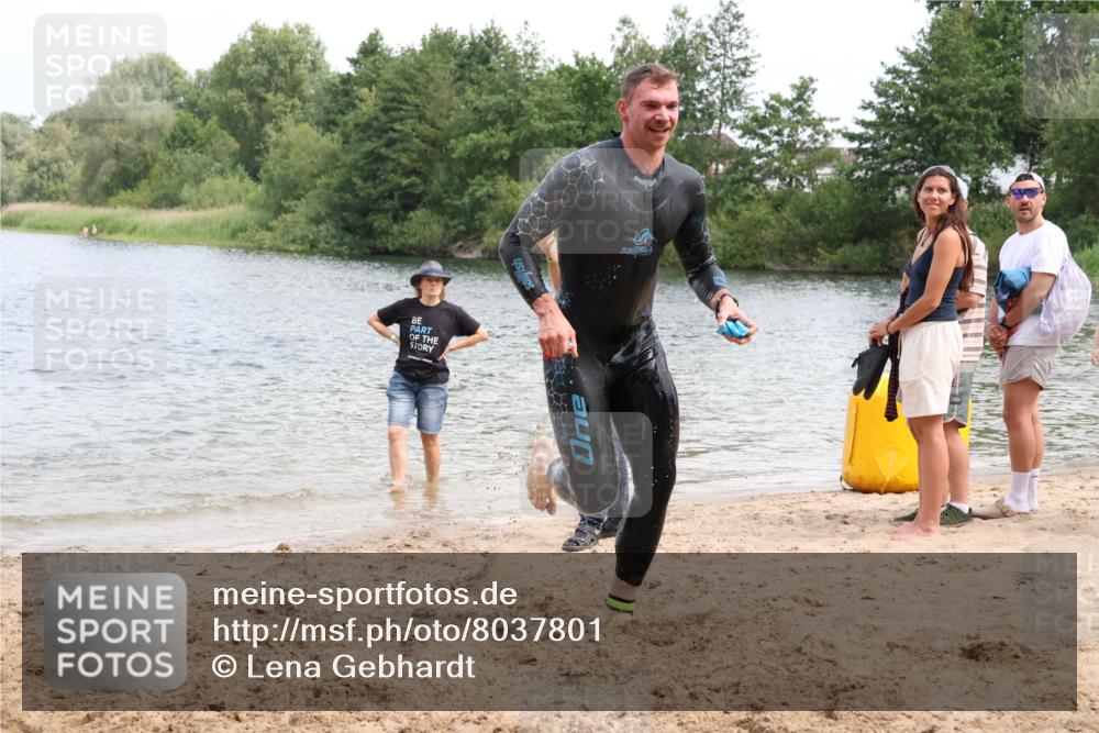 21.06.2025 - 27. Vierlanden-Triathlon Lena Gebhardt http://msf.ph/oto/8037801 15.06.2025 12:07:08 Schwimmen 1018, 1025, 1026 meine-sportfotos.de