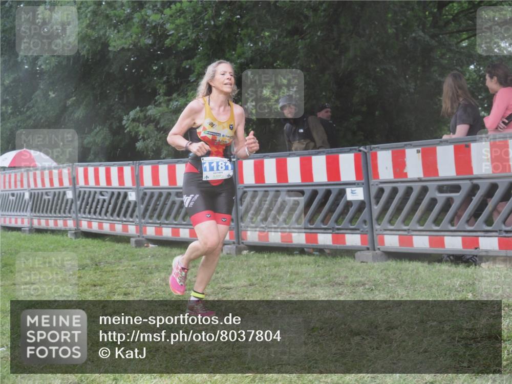 21.06.2025 - 27. Vierlanden-Triathlon KatJ http://msf.ph/oto/8037804 15.06.2025 14:19:21 Ziel 1181, 1203 meine-sportfotos.de