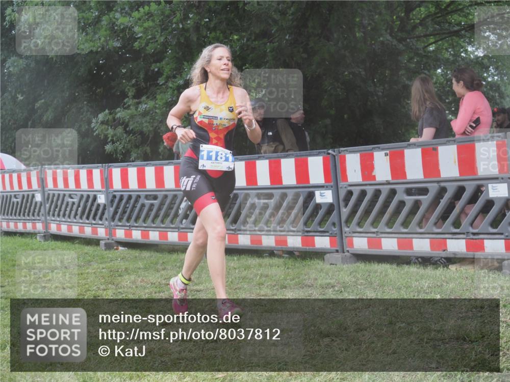 21.06.2025 - 27. Vierlanden-Triathlon KatJ http://msf.ph/oto/8037812 15.06.2025 14:19:21 Ziel 1181, 1203 meine-sportfotos.de