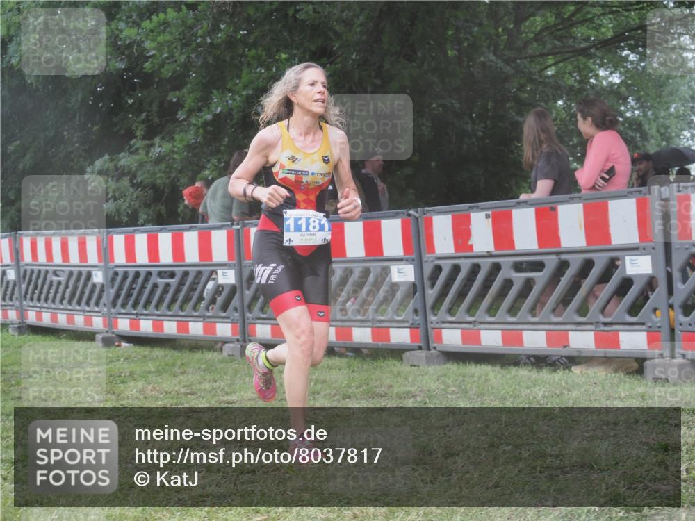 21.06.2025 - 27. Vierlanden-Triathlon KatJ http://msf.ph/oto/8037817 15.06.2025 14:19:21 Ziel 1181, 1203 meine-sportfotos.de