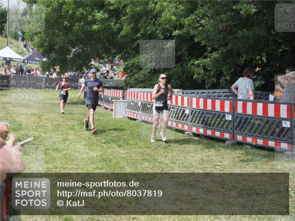 15.06.2025 - 27. Vierlanden-Triathlon KatJ http://msf.ph/oto/8037819 15.06.2025 11:30:58 Schwimmen  meine-sportfotos.de