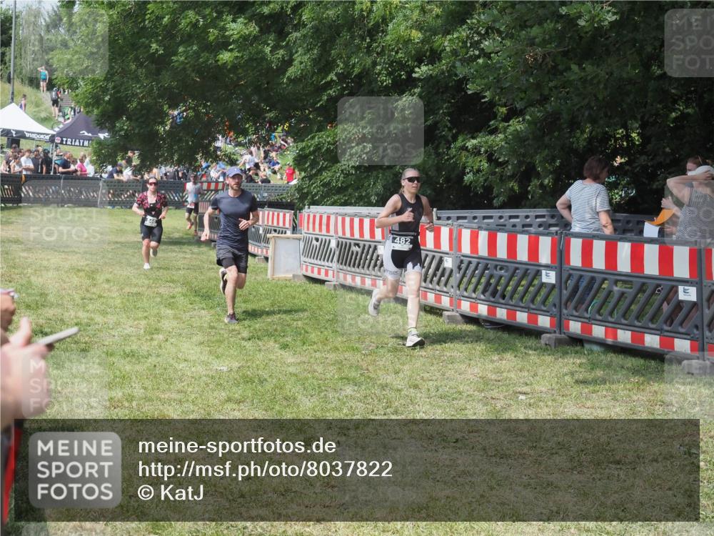 15.06.2025 - 27. Vierlanden-Triathlon KatJ http://msf.ph/oto/8037822 15.06.2025 11:30:58 Schwimmen  meine-sportfotos.de