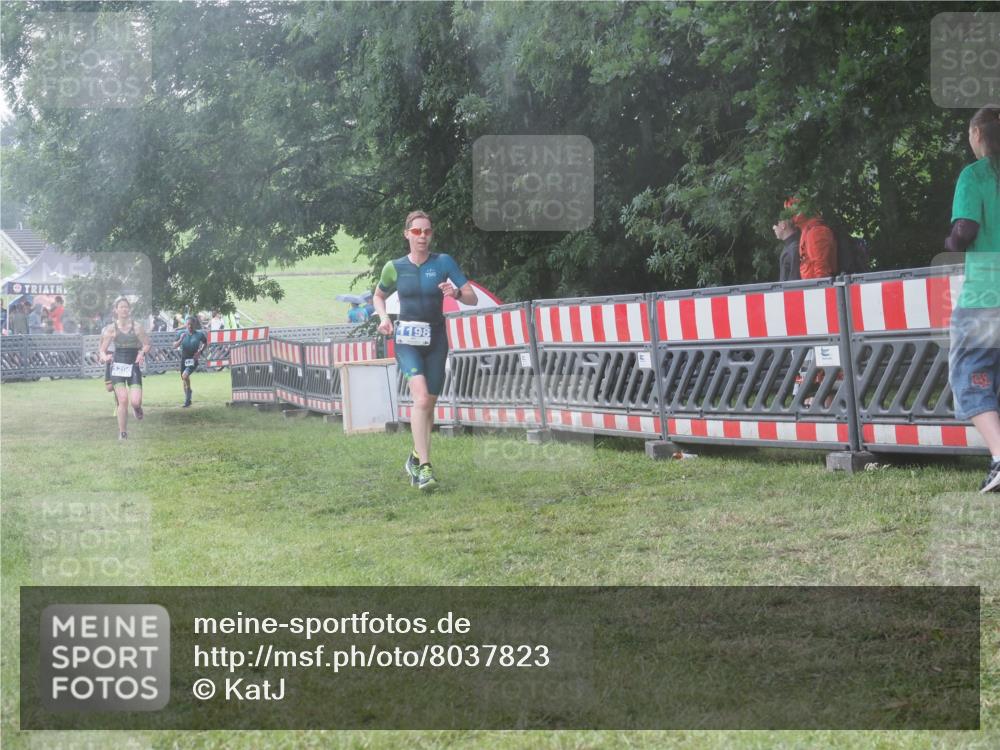 21.06.2025 - 27. Vierlanden-Triathlon KatJ http://msf.ph/oto/8037823 15.06.2025 14:19:29 Ziel 1198, 1200, 1265, 1303 meine-sportfotos.de