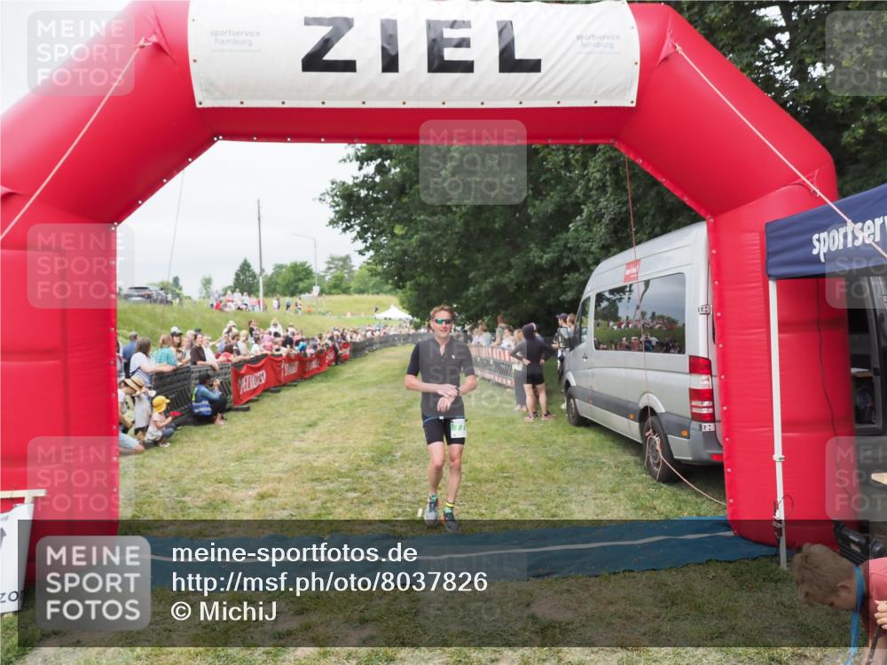 21.06.2025 - 27. Vierlanden-Triathlon MichiJ http://msf.ph/oto/8037826 15.06.2026 13:13:36 Ziel 723, 778 meine-sportfotos.de