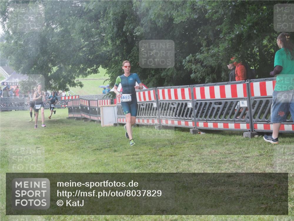 21.06.2025 - 27. Vierlanden-Triathlon KatJ http://msf.ph/oto/8037829 15.06.2025 14:19:29 Ziel 1198, 1200, 1265, 1303 meine-sportfotos.de